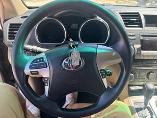 2012 Toyota Highlander Base V6 - Interior Steering Wheel With Keys Image